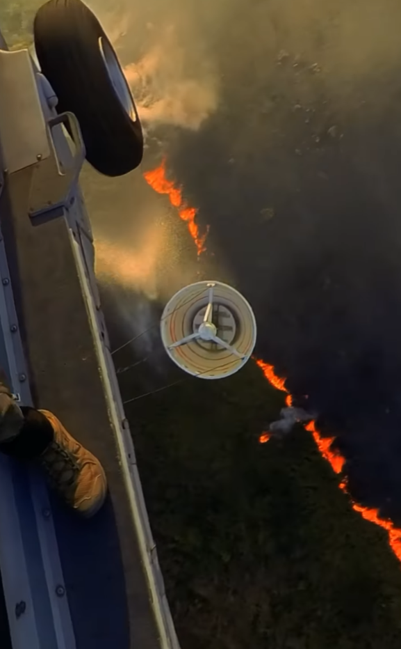 雞公嶺山火|政府飛行服務隊在Instagram發佈第一視角的灌救影片