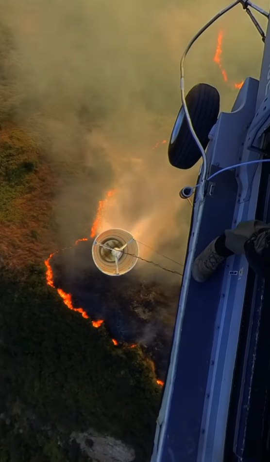雞公嶺山火|政府飛行服務隊在Instagram發佈第一視角的灌救影片