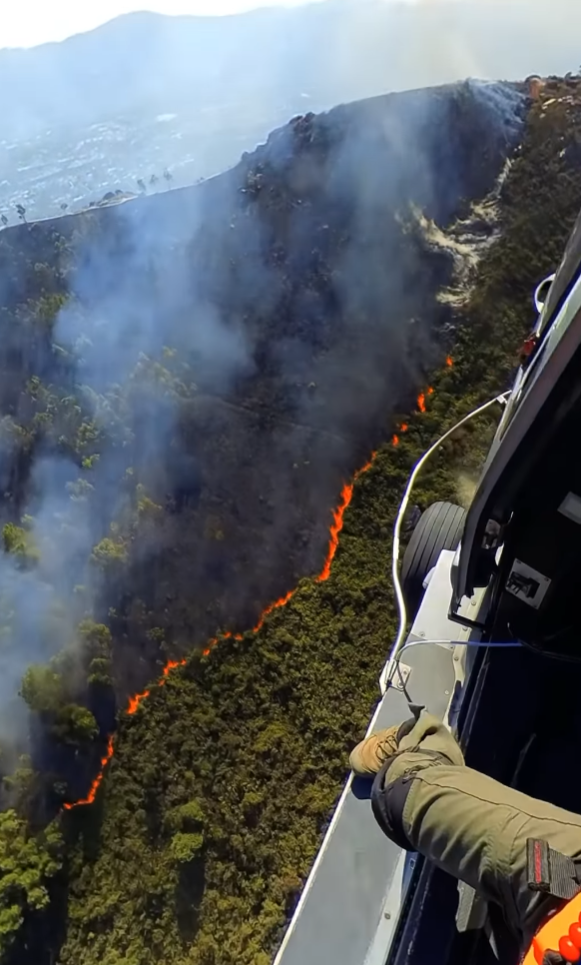 雞公嶺山火|政府飛行服務隊在Instagram發佈第一視角的灌救影片
