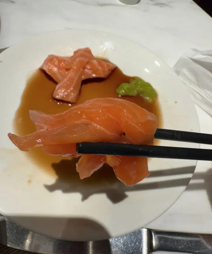 作者表示三文魚刺身口感一般。(微信公眾號「深圳微時光」)