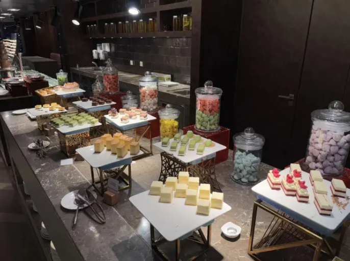 甜品區當晚擺盤仍精美且齊全。(微信公眾號「深圳微時光」)