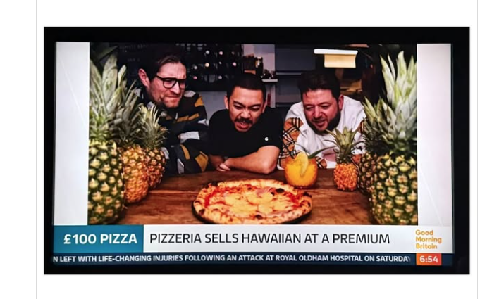 索價100英鎊的菠蘿薄餅。(互聯網)