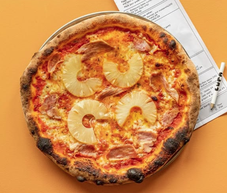 索價100英鎊的菠蘿薄餅。(互聯網)