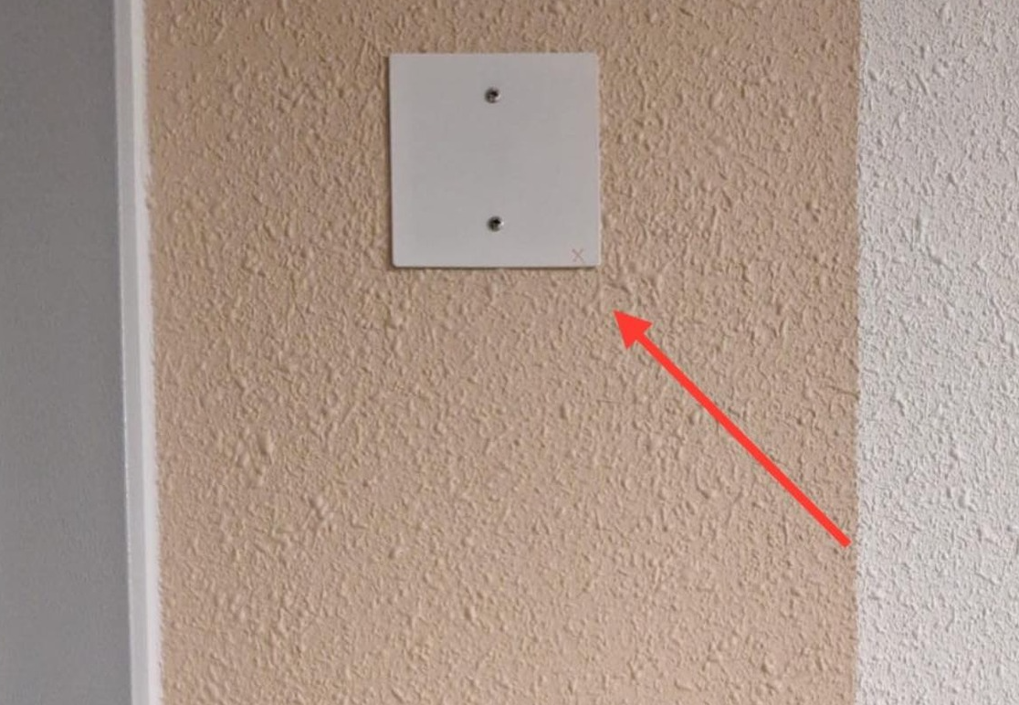 街坊近日發現門外被劃下「神秘記號」,擔心是有竊匪歲晚「踩線」留下記號,呼籲街坊提防。(fb群組「顯發邨討論區」)