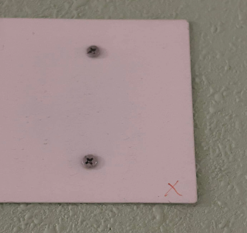 街坊近日發現門外被劃下「神秘記號」,擔心是有竊匪歲晚「踩線」留下記號,呼籲街坊提防。(fb群組「顯發邨討論區」)