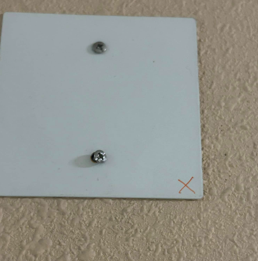 街坊近日發現門外被劃下「神秘記號」,擔心是有竊匪歲晚「踩線」留下記號,呼籲街坊提防。(fb群組「顯發邨討論區」)