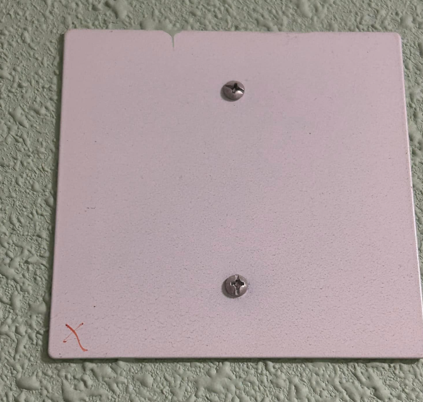 街坊近日發現門外被劃下「神秘記號」,擔心是有竊匪歲晚「踩線」留下記號,呼籲街坊提防。(fb群組「顯發邨討論區」)