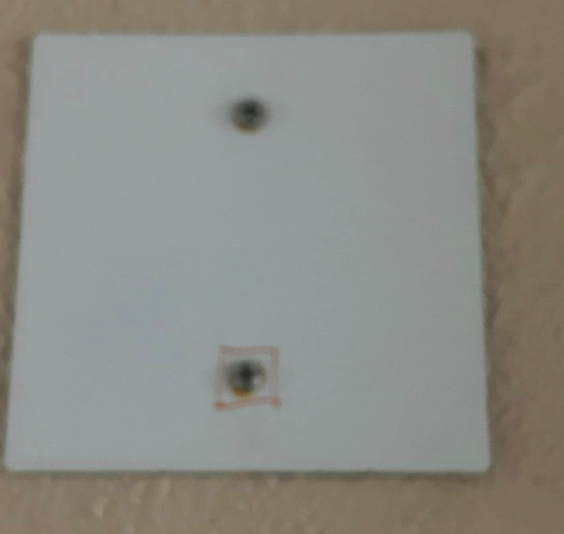 街坊近日發現門外被劃下「神秘記號」,擔心是有竊匪歲晚「踩線」留下記號,呼籲街坊提防。(fb群組「顯發邨討論區」)