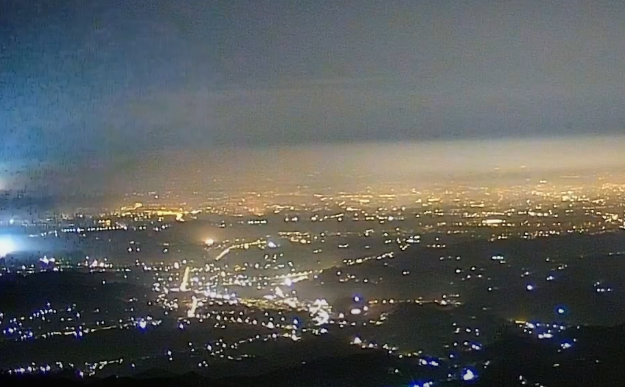 阿里山風景區管理處監視器,拍到地震當下,鏡頭被震到不停搖晃,數秒後嘉義各地冒出多次白光,接著發生大規模斷電。(YouTube@阿里山風景區管理處)