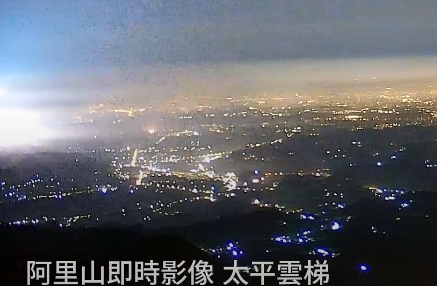 阿里山風景區管理處監視器,拍到地震當下,鏡頭被震到不停搖晃,數秒後嘉義各地冒出多次白光,接著發生大規模斷電。(YouTube@阿里山風景區管理處)