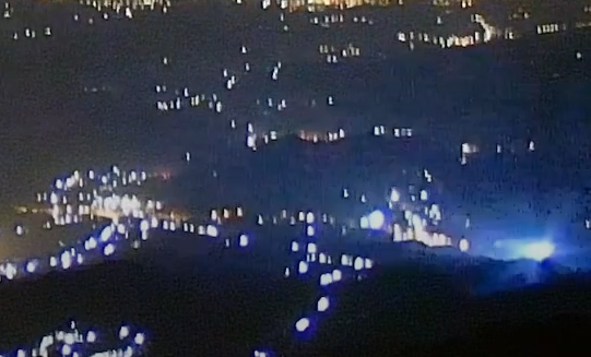 阿里山風景區管理處監視器,拍到地震當下,鏡頭被震到不停搖晃,數秒後嘉義各地冒出多次白光,接著發生大規模斷電。(YouTube@阿里山風景區管理處)