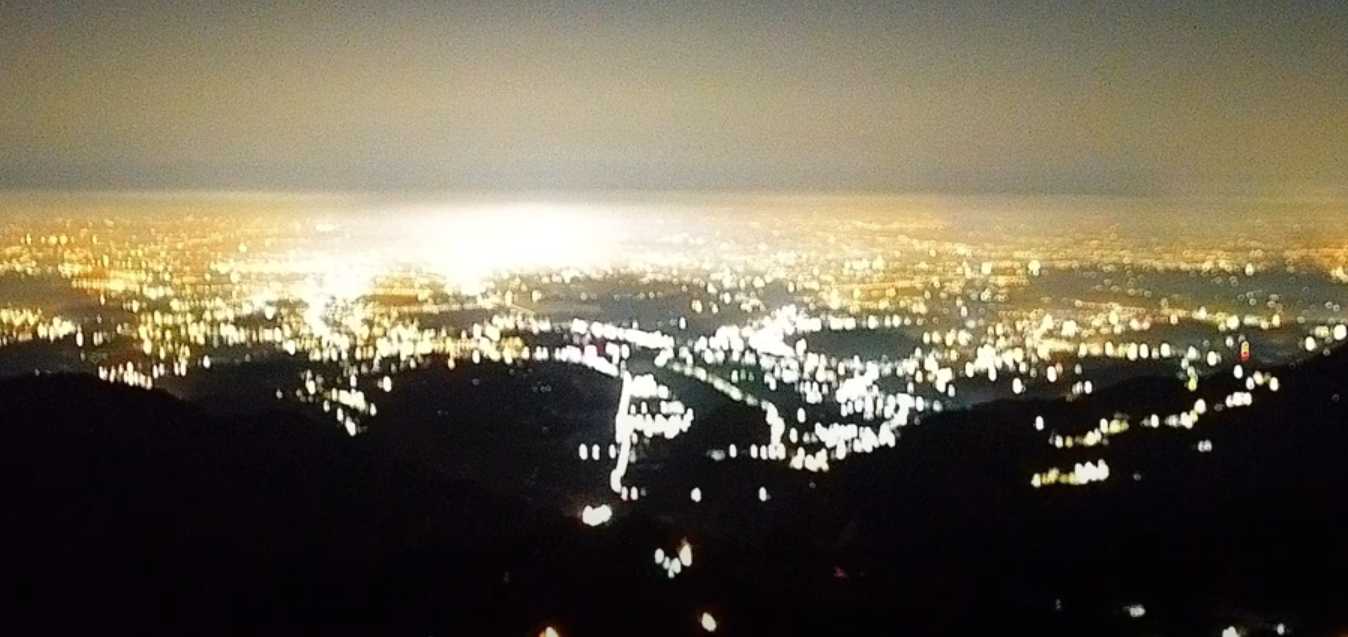 阿里山風景區管理處監視器,拍到地震當下,鏡頭被震到不停搖晃,數秒後嘉義各地冒出多次白光,接著發生大規模斷電。(YouTube@阿里山風景區管理處)