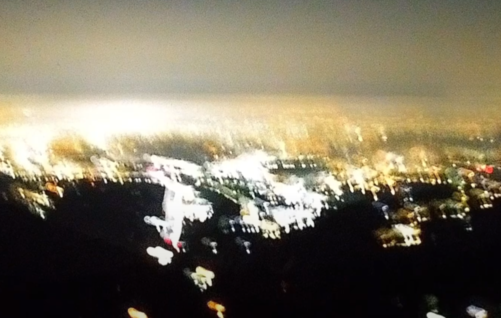 阿里山風景區管理處監視器,拍到地震當下,鏡頭被震到不停搖晃,數秒後嘉義各地冒出多次白光,接著發生大規模斷電。(YouTube@阿里山風景區管理處)