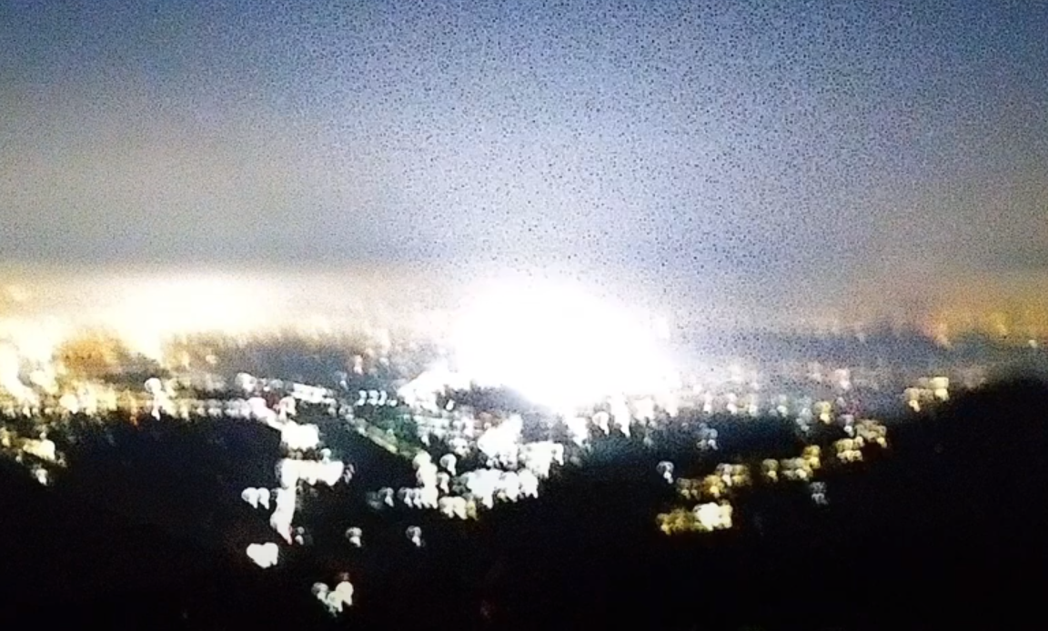 阿里山風景區管理處監視器,拍到地震當下,鏡頭被震到不停搖晃,數秒後嘉義各地冒出多次白光,接著發生大規模斷電。(YouTube@阿里山風景區管理處)