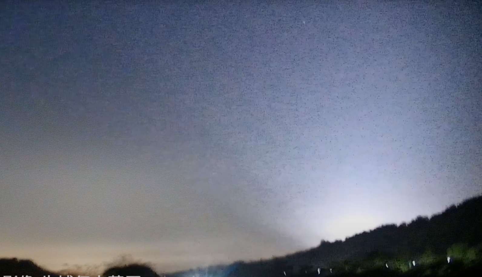 阿里山風景區管理處監視器,拍到地震當下,鏡頭被震到不停搖晃,數秒後嘉義各地冒出多次白光,接著發生大規模斷電。(YouTube@阿里山風景區管理處)