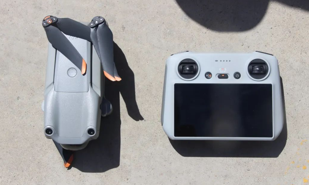 甘肅蘭州市公安局交警支隊,近日於駕駛考試,發現有人涉用無人機協助駕考同伴考路試,利用微型耳機實時「教路」如何應付路況。