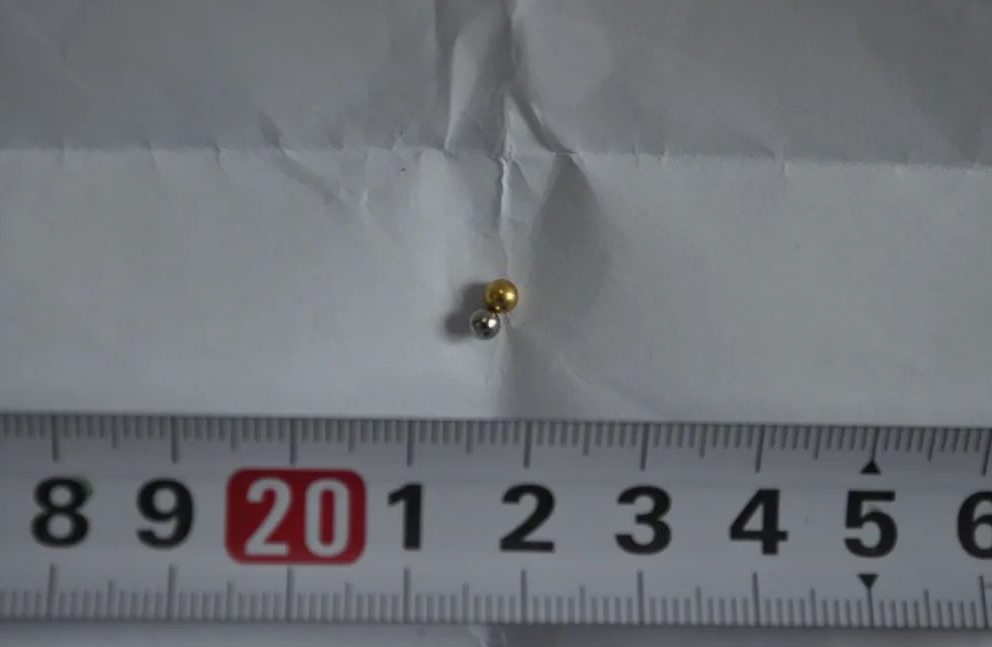 經檢查,在姓楊考生的車上發現相關作弊電子裝置,包括微型耳機、偽裝成佛鍊的藍牙接收器。