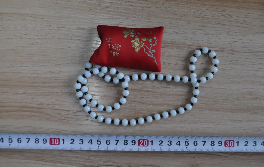 經檢查,在姓楊考生的車上發現相關作弊電子裝置,包括微型耳機、偽裝成佛鍊的藍牙接收器。