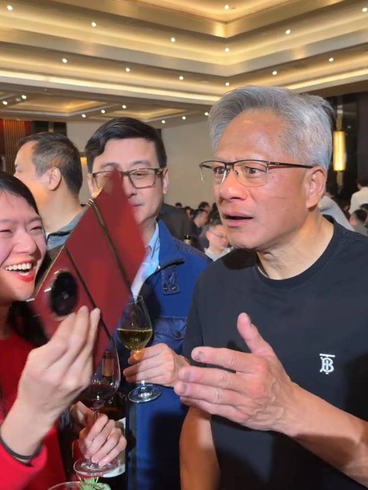 黃仁勳出席北京分公司年會時,就試體驗華為新推出的三摺疊手機,對其讚口不絕。(影片截圖)