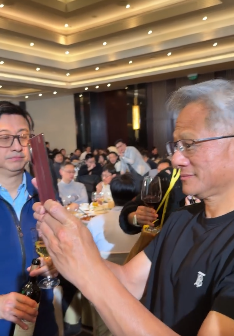 黃仁勳出席北京分公司年會時,就試體驗華為新推出的三摺疊手機,對其讚口不絕。(影片截圖)