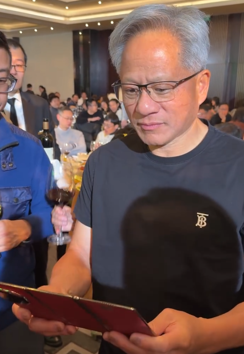 黃仁勳出席北京分公司年會時,就試體驗華為新推出的三摺疊手機,對其讚口不絕。(影片截圖)