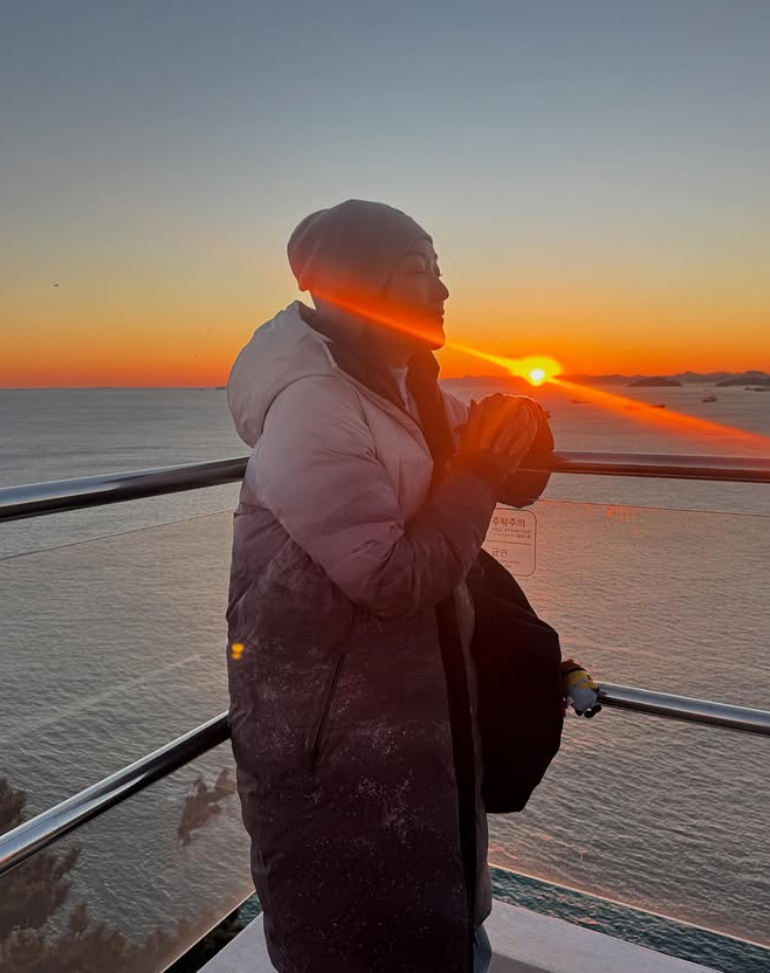 香港羽毛球代表謝影雪昨晚(21日)在社交平台發文,透露自己在去年6月、巴黎奧運前夕發現盆腔中有一個大約7.5厘米的畸胎瘤。為準備奧運及球季未有馬上接受手術,直至完成2024年所有比賽,她才接受更詳細的檢查,並在周一(20日)接受人生第一次全身麻醉手術,醫生順利切除畸胎瘤。