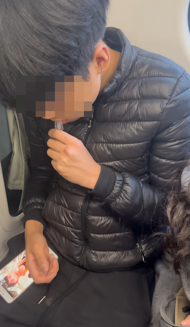 社交平台瘋傳一條於港鐵車廂拍攝片段,一名年輕男子疑吸食含太空油的電子煙,其間手部不自主地震抖及「面青口唇白」,迷迷糊糊靠向玻璃。(facebook群組「大埔 TAI PO」)