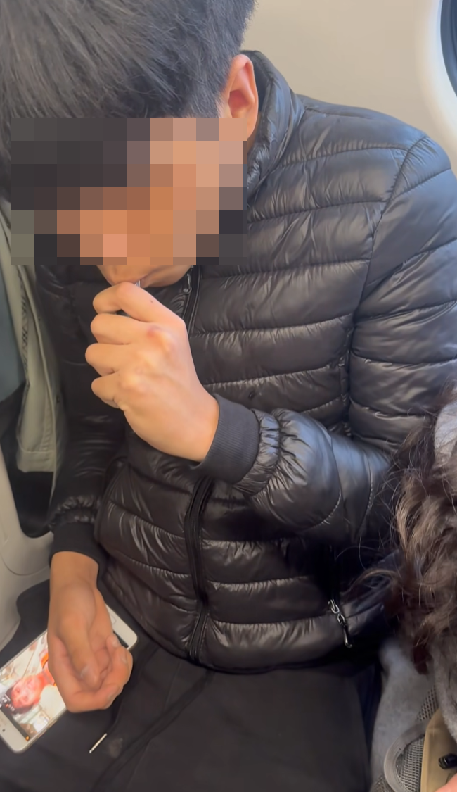 社交平台瘋傳一條於港鐵車廂拍攝片段,一名年輕男子疑吸食含太空油的電子煙,其間手部不自主地震抖及「面青口唇白」,迷迷糊糊靠向玻璃。(facebook群組「大埔 TAI PO」)