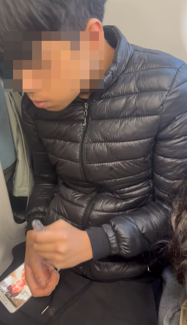 社交平台瘋傳一條於港鐵車廂拍攝片段,一名年輕男子疑吸食含太空油的電子煙,其間手部不自主地震抖及「面青口唇白」,迷迷糊糊靠向玻璃。(facebook群組「大埔 TAI PO」)