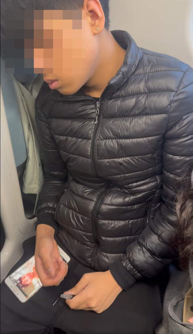 社交平台瘋傳一條於港鐵車廂拍攝片段,一名年輕男子疑吸食含太空油的電子煙,其間手部不自主地震抖及「面青口唇白」,迷迷糊糊靠向玻璃。(facebook群組「大埔 TAI PO」)