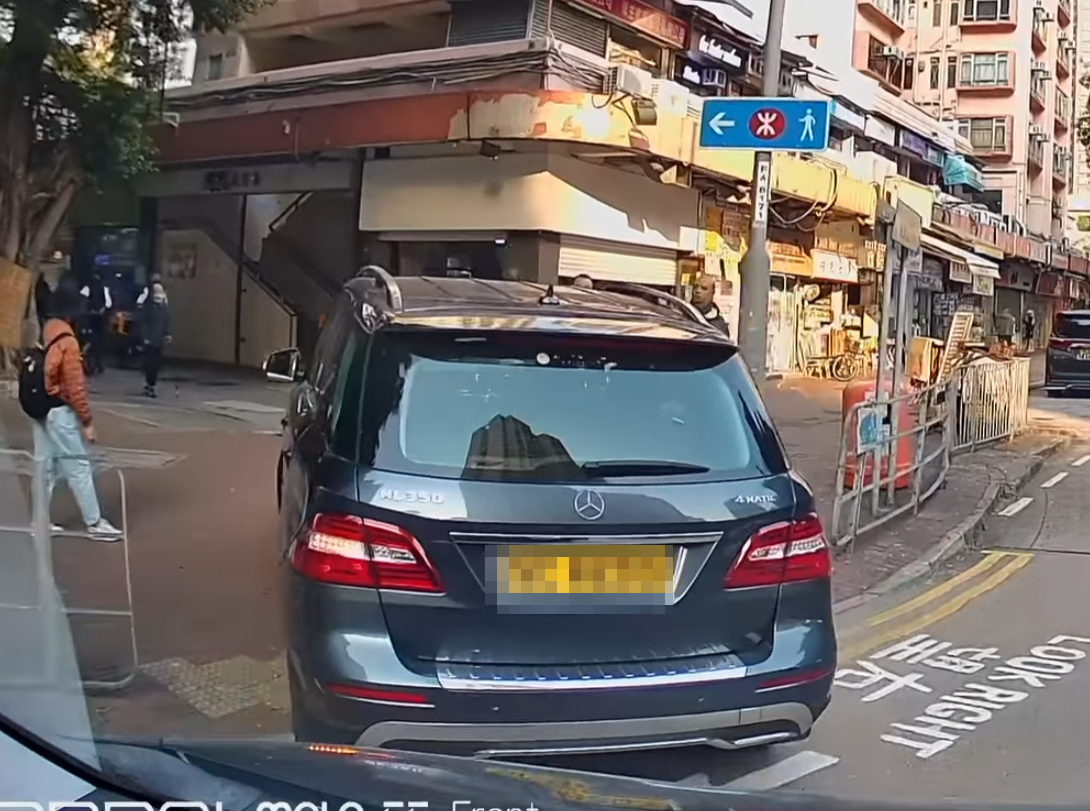 涉事平治私家車由元朗鳳翔路右轉入鳳攸北街後,隨即在路口左轉,於行人過路處駛上行人路。(車cam L(香港群組)fb)