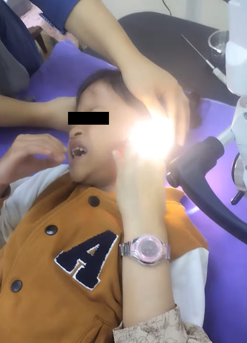 女童海法接受內窺鏡檢查,竟照出駭人異物。(互聯網)