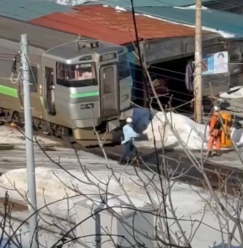 朝里站被撞到的香港遊客被人抬走