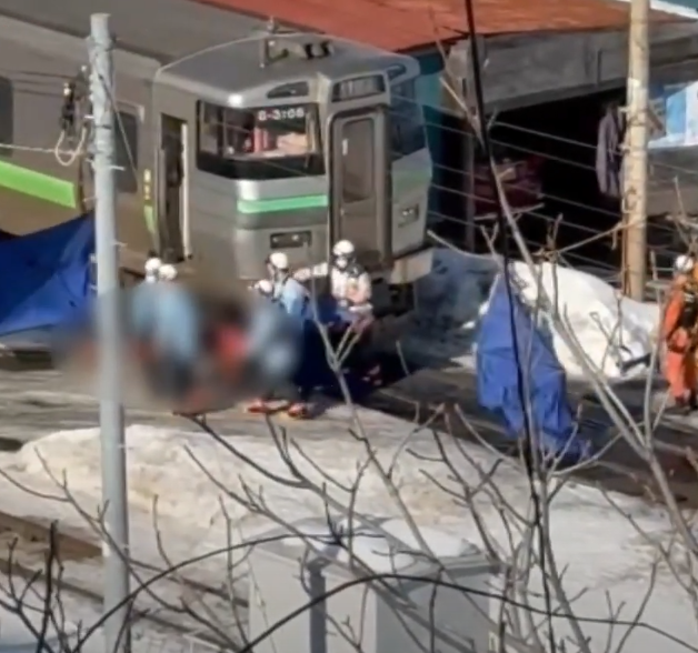 朝里站被撞到的香港遊客被人抬走