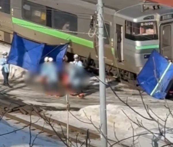 朝里站被撞到的香港遊客被人抬走