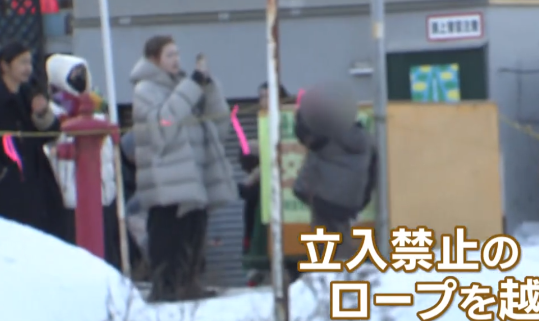 事故發生後,仍然有不少遊客流連拍照。