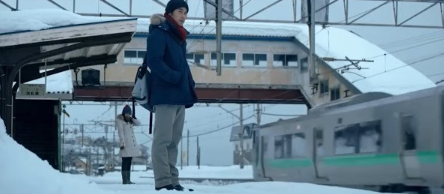 無人車站朝里站因2015上映的中國電影《戀愛中的城市》熱映,並有在該處取景而一度成為中國遊客爭相造訪景點,被形容是「看到海的車站」。