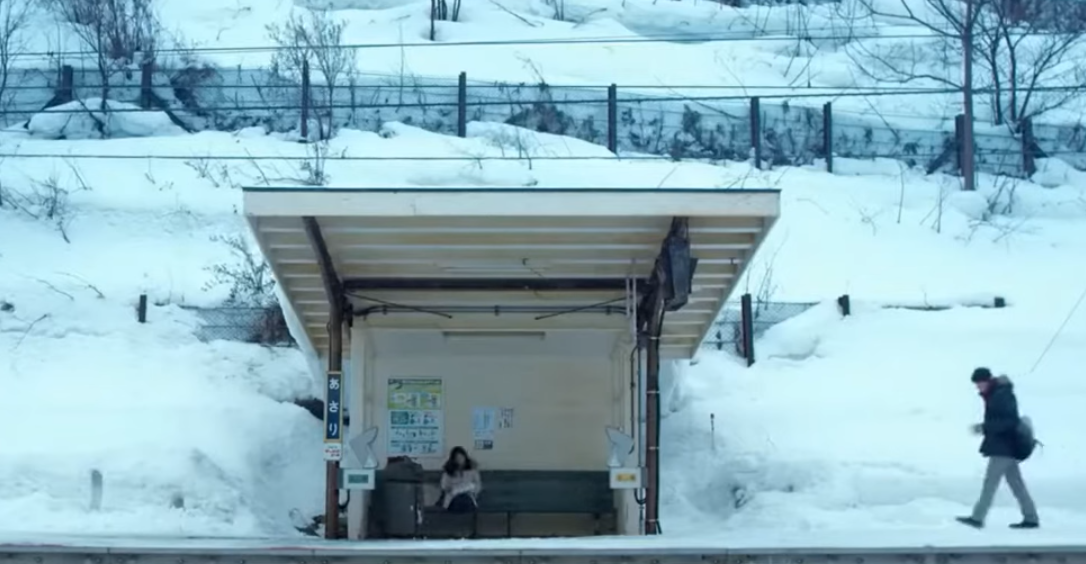 無人車站朝里站因2015上映的中國電影《戀愛中的城市》熱映,並有在該處取景而一度成為中國遊客爭相造訪景點,被形容是「看到海的車站」。