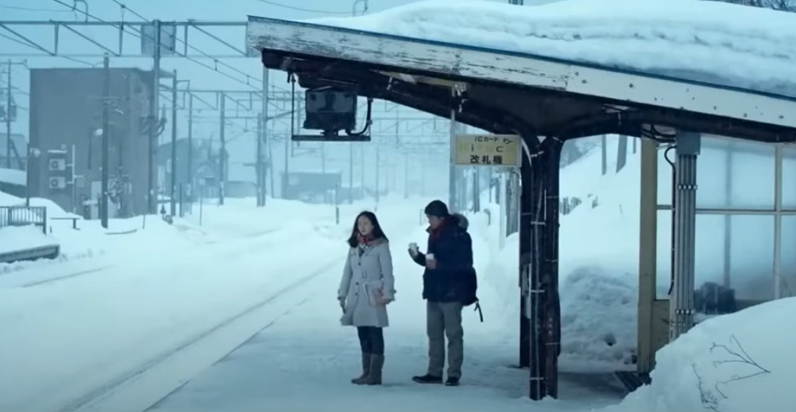 無人車站朝里站因2015上映的中國電影《戀愛中的城市》熱映,並有在該處取景而一度成為中國遊客爭相造訪景點,被形容是「看到海的車站」。