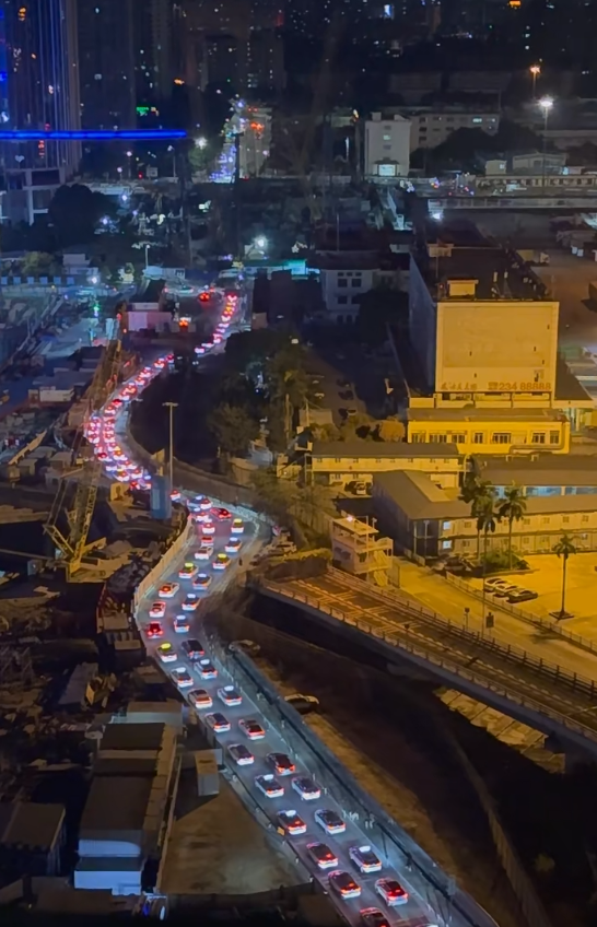 有當地網民亦拍片反映皇崗口岸噪音問題,可見夜間時段的皇崗口岸通行車輛堵塞較為嚴重,能聽到該堵塞路段傳出刺耳鳴笛聲。