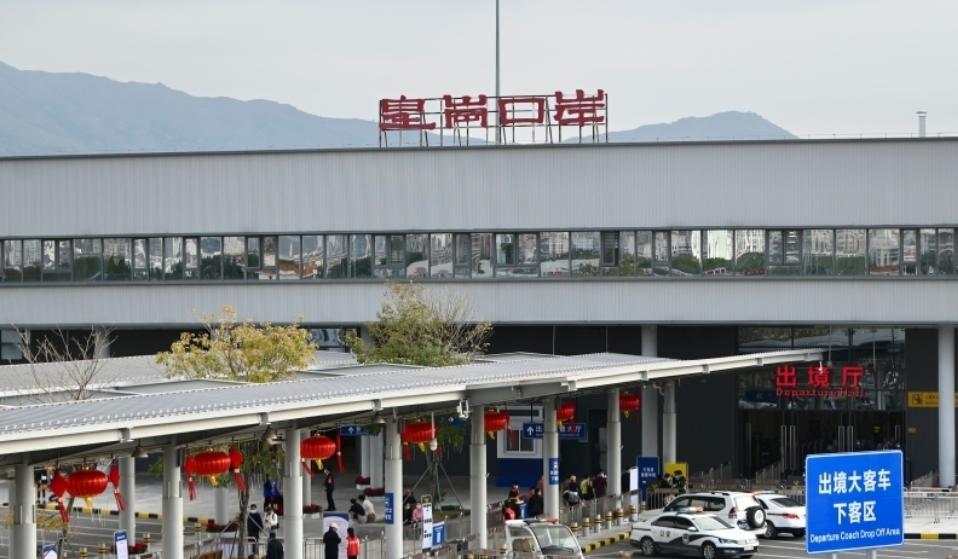 皇崗口岸是目前唯一連接香港及深圳的24小時通關口岸