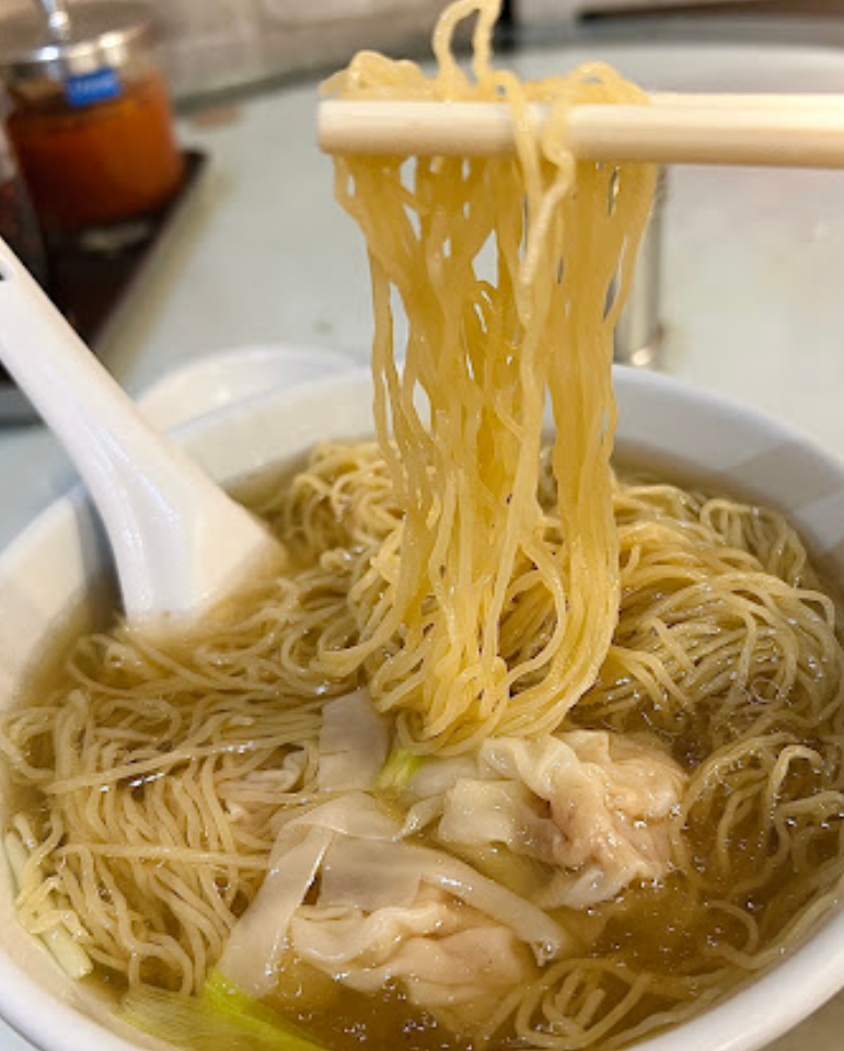 大批網民留言回應,稱最捨不得羅富記的蜆蚧鯪魚球、粥品和「細蓉」雲吞麵。網上圖片