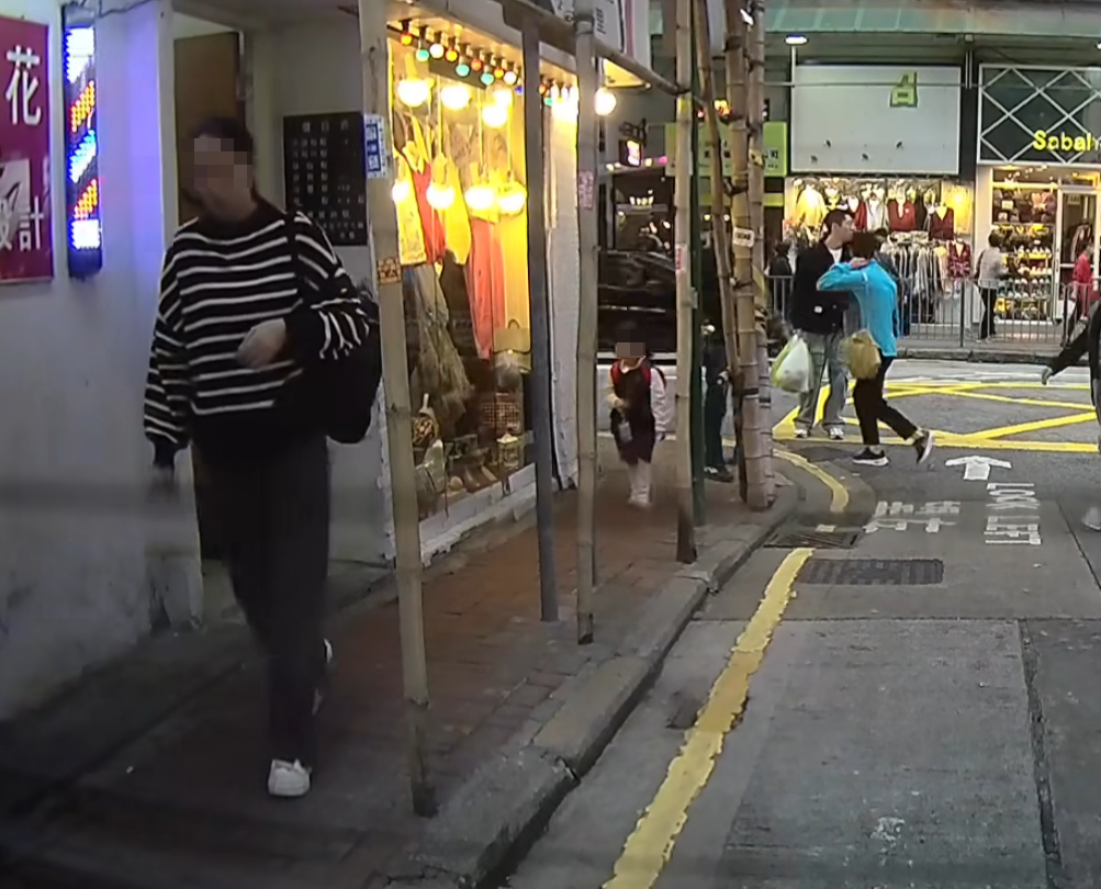 兩名穿幼稚園校服的年幼女童與一名疑為母親的黑白間條衫婦人,由灣仔道步行進入普樂里,惟婦人未有拖着兩女童,只顧自己先行,兩女童從後跟着。 (車cam L(香港群組)FB)