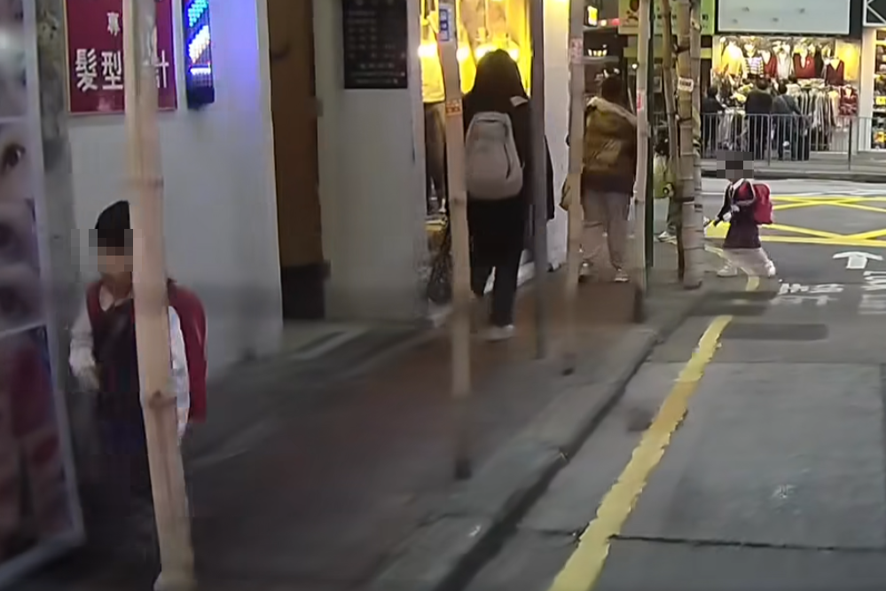 兩名穿幼稚園校服的年幼女童與一名疑為母親的黑白間條衫婦人,由灣仔道步行進入普樂里,惟婦人未有拖着兩女童,只顧自己先行,兩女童從後跟着。 (車cam L(香港群組)FB)
