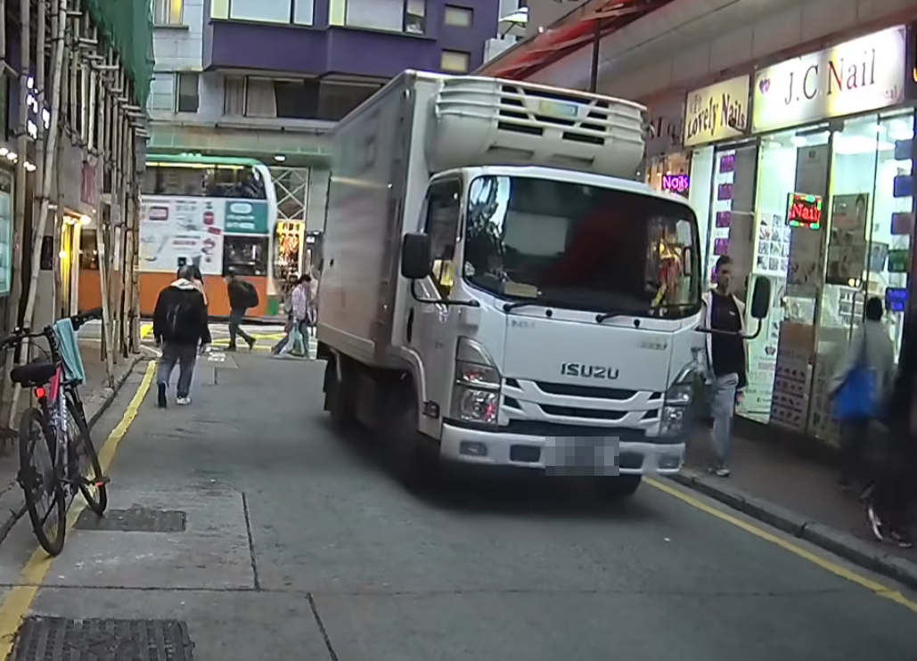 期間,一名女童突然衝出馬路,未有看後方路面情況,車Cam片主發現當時有貨車駛至,車廂內大叫示意。 (車cam L(香港群組)FB)
