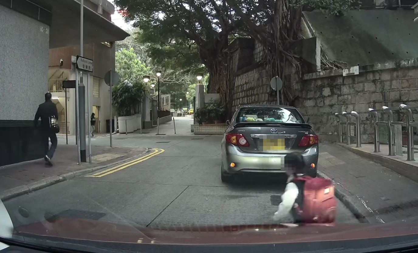 一名女童突然衝出馬路,未有看後方路面情況,車Cam片主發現當時有貨車駛至,車廂內大叫示意。 (車cam L(香港群組)FB)