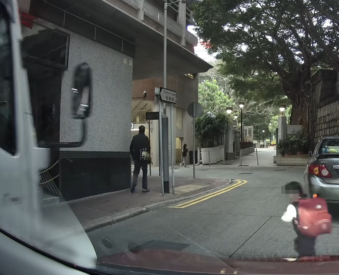 一名女童突然衝出馬路,未有看後方路面情況,車Cam片主發現當時有貨車駛至,車廂內大叫示意。 (車cam L(香港群組)FB)