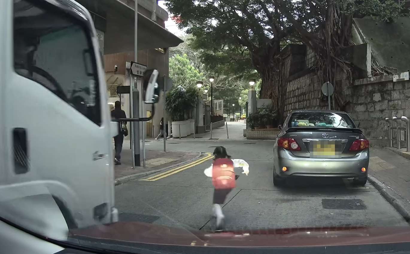 一名女童突然衝出馬路,未有看後方路面情況,車Cam片主發現當時有貨車駛至,車廂內大叫示意。 (車cam L(香港群組)FB)