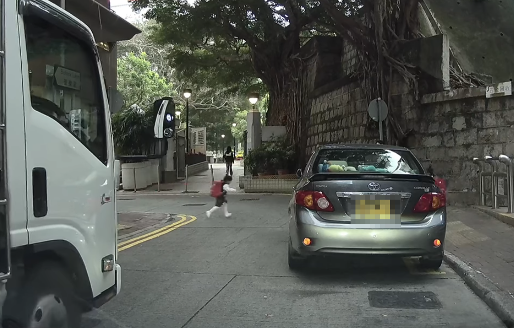 幸貨車司機速度不快及時煞車,女童亦察覺貨車駛至,奔跑往對面行人路尋找婦人 (車cam L(香港群組)FB)