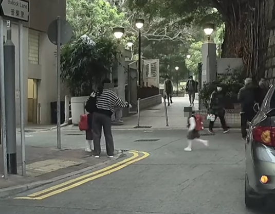 婦人與另一名女童會合後,3人繼續前行(車cam L(香港群組)FB)